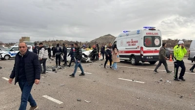 Nevşehir'de 3 aracın karıştığı kazada baba-oğul &ouml;ld&uuml;; 7 yaralı