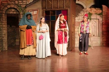 Nevşehir&rsquo;de &ldquo;Kumpanyada Curcuna&rdquo; adlı tiyatro oyunu sahnelendi
