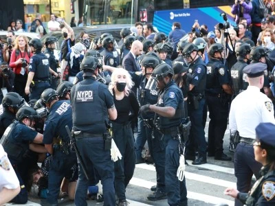 New York&rsquo;ta, d&uuml;zensiz g&ouml;&ccedil;menlere destek i&ccedil;in d&uuml;zenlenen protestolarda 65 kişi g&ouml;zaltına alındı