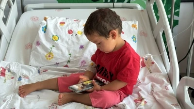 Niğde'de sahipli k&ouml;peğin saldırdığı 2 yaşındaki Egemen'in başına 22 dikiş atıldı