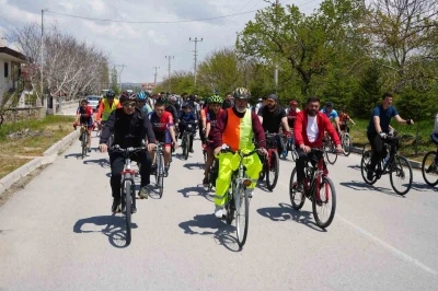 Niğde&rsquo;nin tarihi rotasında y&uuml;zlerce sporcu pedal &ccedil;evirdi
