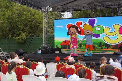 Niloya ve Arkadaşlarından Minik Kalplerle Anlamlı Buluşma