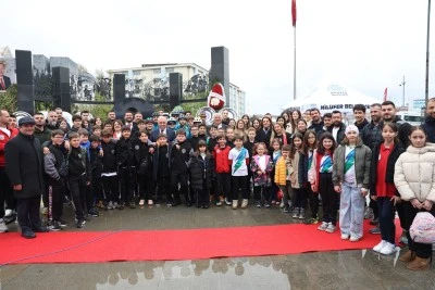 Nil&uuml;fer, 23 Nisan&rsquo;ı Cumhuriyet Meydanı&rsquo;nda kutladı