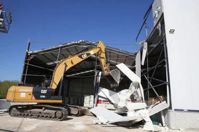 Nil&uuml;fer Başk&ouml;y&rsquo;de ka&ccedil;ak depo yıkıldı