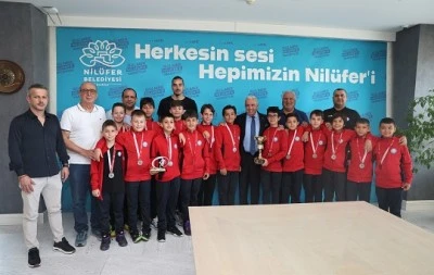 Nil&uuml;fer Belediye Başkanı Şadi &Ouml;zdemir başarılı sporcuları ağırladı