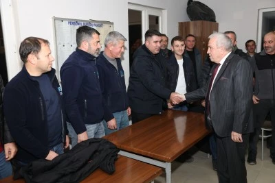 Nil&uuml;fer Belediye Başkanı Şadi &Ouml;zdemir&rsquo;den karla m&uuml;cadele ekiplerine teşekk&uuml;r