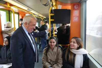 Nil&uuml;fer Belediye Başkanı Şadi &Ouml;zdemir, metroda vatandaşların taleplerini dinledi