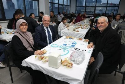 Nil&uuml;fer Belediye Başkanı Şadi &Ouml;zdemir, vatandaşlarla iftarda buluştu