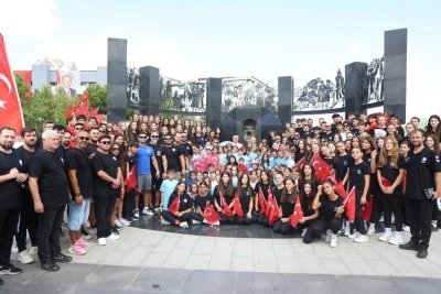 Nil&uuml;fer Belediye Başkanı Şadi &Ouml;zdemir, Zafer Bayramı'nı gen&ccedil;lerle kutladı
