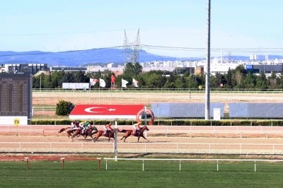 Nil&uuml;fer Belediye Başkanlığı Koşusu&rsquo;nun galibi &ldquo;Taşan&rdquo;