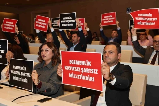 Nil&uuml;fer Belediye Meclisi&rsquo;nde kayyım protestosu