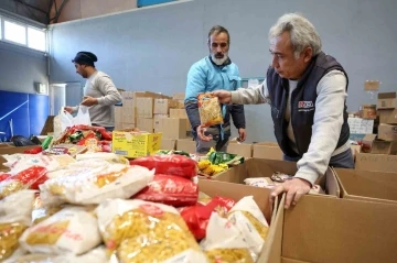 Nil&uuml;fer Belediyesi afet b&ouml;lgesinde aşevi kurdu
