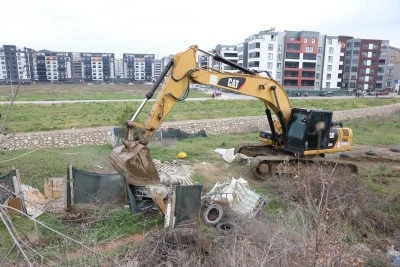 Nil&uuml;fer Belediyesi Balkan Mahallesi&rsquo;nde ka&ccedil;ak barakaları yıktı