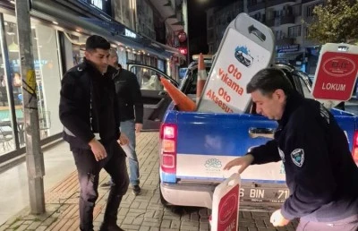 Nil&uuml;fer Belediyesi engelli yollarını işgal eden esnafa acımadı