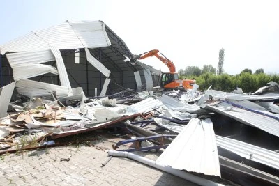 Nil&uuml;fer Belediyesi ka&ccedil;ak işyerini yıktı 