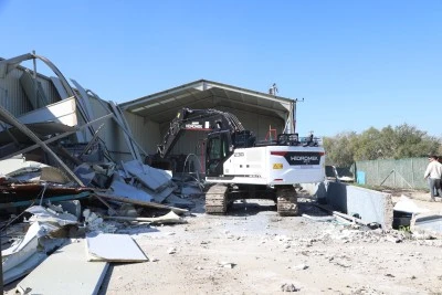 Nil&uuml;fer Belediyesi ka&ccedil;ak yapıları yıkmaya devam ediyor