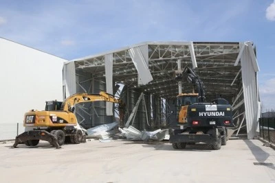 Nil&uuml;fer Belediyesi ka&ccedil;ak yapıları yıkmaya devam ediyor