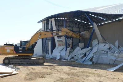 Nil&uuml;fer Belediyesi ka&ccedil;ak yapıları yıkmaya devam ediyor