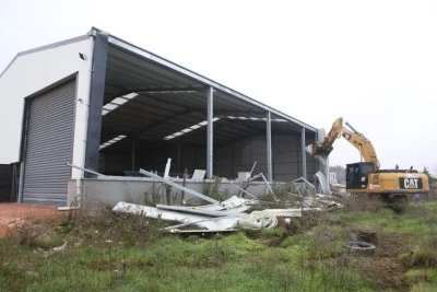 Nil&uuml;fer Belediyesi ka&ccedil;ak yapıları yıkmaya devam ediyor!