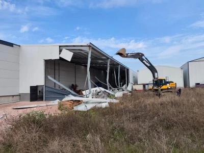 Nil&uuml;fer Belediyesi ka&ccedil;ak yapıları yıkmaya devam ediyor