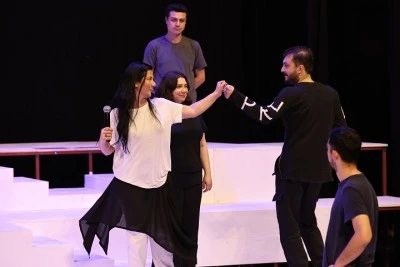 Nil&uuml;fer Belediyesi Kent Tiyatrosu sezona L&uuml;k&uuml;s Hayat'la başlıyor