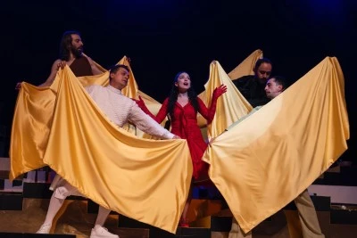 Nil&uuml;fer Belediyesi Kent Tiyatrosu sezonu L&uuml;k&uuml;s Hayat ile a&ccedil;tı