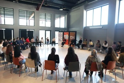 Nil&uuml;fer Belediyesi'nde gen&ccedil;ler ifade &ouml;zg&uuml;rl&uuml;ğ&uuml;n&uuml; ele aldı