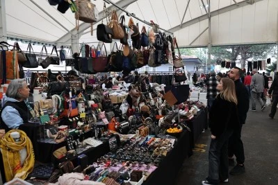 Nil&uuml;fer Belediyesi'nden 7&rsquo;nci giyim pazarı a&ccedil;ıldı