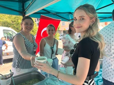 Nil&uuml;fer Belediyesi'nden bolluk ve bereketin simgesi olan aşure dağıtımı