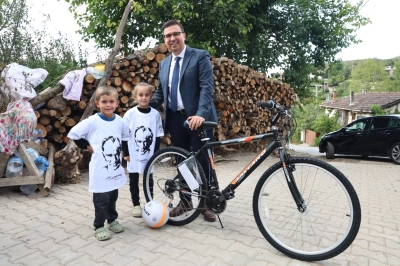Nil&uuml;fer Belediyesi&rsquo;nden Minik Hamza&rsquo;ya Bisiklet S&uuml;rprizi