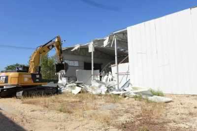 Nil&uuml;fer Belediyesi&rsquo;nden &Uuml;r&uuml;nl&uuml;&rsquo;de Ka&ccedil;ak Yapı Yıkımı