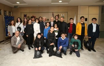 Nil&uuml;fer Belediyesi'nin başarılı karikat&uuml;ristleri Başkan Erdem'i ziyaret etti 