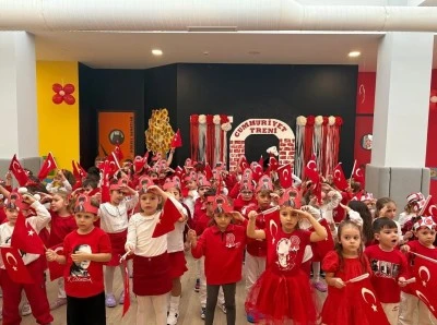 Nil&uuml;fer Belediyesi'nin kreşlerinde Cumhuriyet coşkusu 