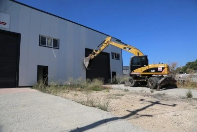 Nil&uuml;fer Belediyesi Tahtalı'da bulunan bin metrekarelik ka&ccedil;ak yapıyı yıktı