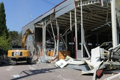Nil&uuml;fer Belediyesi  &uuml;&ccedil; ka&ccedil;ak yapıyı daha yıktı