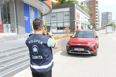 Nil&uuml;fer Belediyesi vatandaşları &ccedil;ileden &ccedil;ıkaran kaldırım işgallerine m&uuml;dahale etti