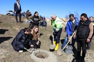 Nil&uuml;fer Belediyesi ve YASAV'la birlikte il&ccedil;e kestane, ıhlamur ve kızılcık fidanlarıyla donatıldı