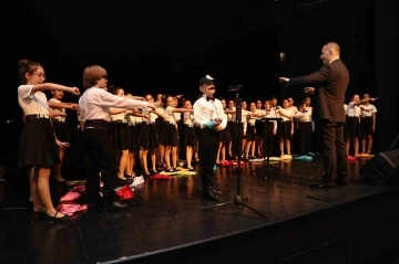 Nil&uuml;fer &ccedil;ocuk ve gen&ccedil;lik korosundan muhteşem performans