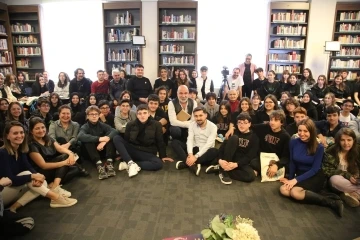 Nil&uuml;fer&rsquo;de Altan G&ouml;rd&uuml;m &ouml;ğrencilere &ouml;yk&uuml; okudu
