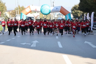 Nil&uuml;fer&rsquo;de Bin 749 &Ouml;ğrenci Cumhuriyet İ&ccedil;in Koştu