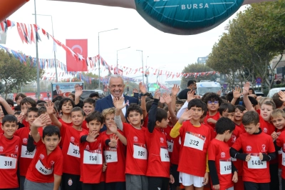 Nil&uuml;fer&rsquo;de Binden Fazla &Ouml;ğrenci Cumhuriyet İ&ccedil;in Koştu