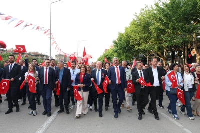 Nil&uuml;fer&rsquo;de Binler Cumhuriyet İ&ccedil;in Y&uuml;r&uuml;d&uuml;