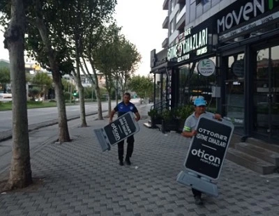 Nil&uuml;fer'de &ccedil;evre d&uuml;zenini bozan &ccedil;ok sayıda tabela toplandı