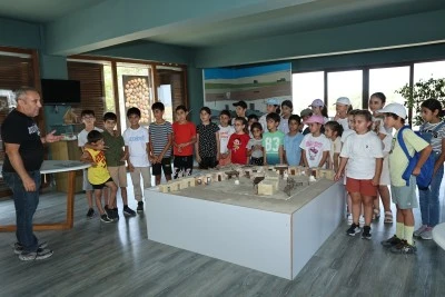 Nil&uuml;fer&rsquo;de &ccedil;ocuklar arkeoloji ile tanışıyor