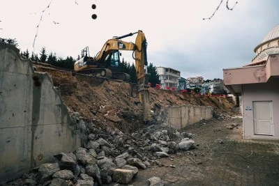 Nil&uuml;fer'de &ccedil;&ouml;ken istinat duvarı yenileniyor