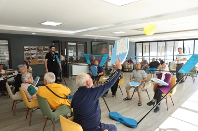 Nil&uuml;fer&rsquo;de Huzurevi Sakinleri &ldquo;Balon Voleybolu&rdquo; ile Eğlendi