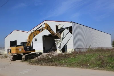 Nil&uuml;fer'de ka&ccedil;ak olan 2 iş yeri yıkıldı