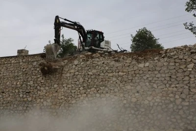 Nil&uuml;fer'de ka&ccedil;ak yapılar yıkılmaya devam ediyor