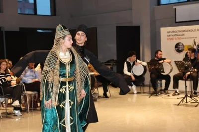 Nil&uuml;fer'de m&uuml;zik, yemek ve g&ouml;&ccedil; hikayeleri harmanlandı