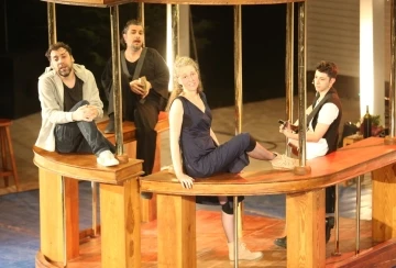 Bursa Nil&uuml;fer&rsquo;de ormanda a&ccedil;ık hava tiyatro keyfi başladı